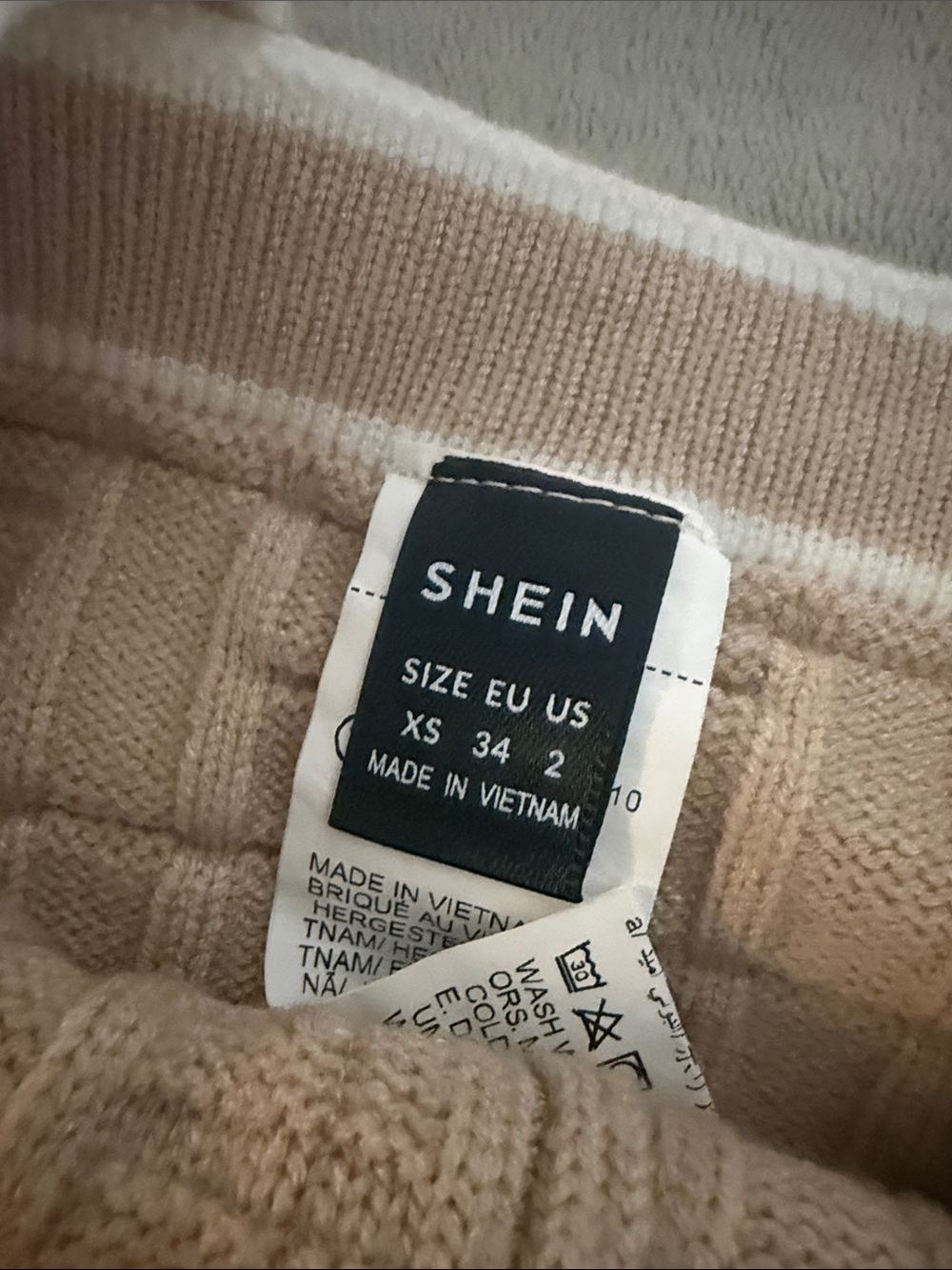 SHEIN Beige and White Textured Knit Button-Front Crop Top - Picture 3 of 3